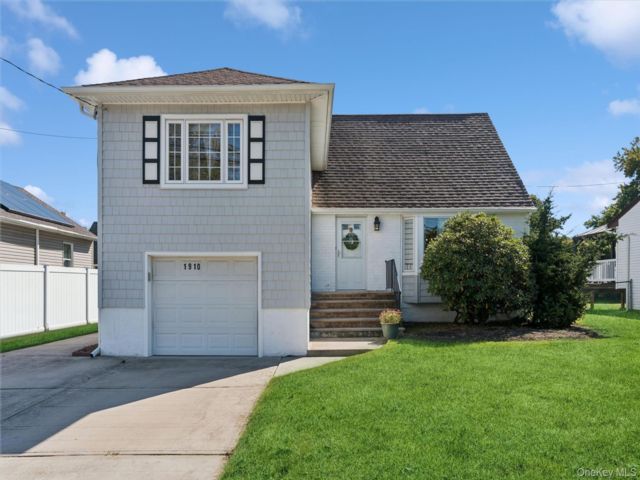 4 BR,  3.00 BTH &nbsp;Split level style home in Bellmore