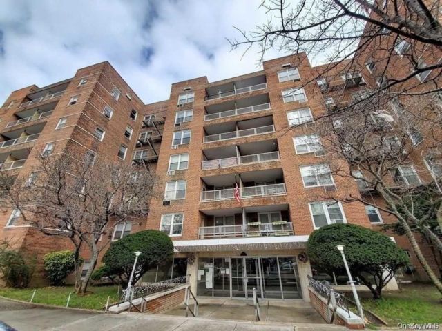  1 BR,  1.00 BTH &nbsp;Mid rise style home in Woodside