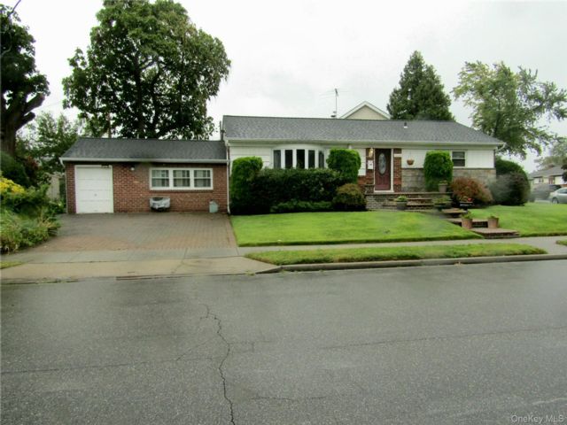  4 BR,  2.00 BTH &nbsp;Ranch style home in Elmont