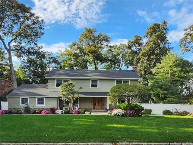  4 BR,  3.00 BTH &nbsp;Traditional style home in Setauket