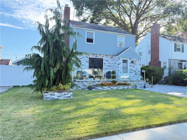  3 BR,  1.00 BTH &nbsp;Colonial style home in Hempstead