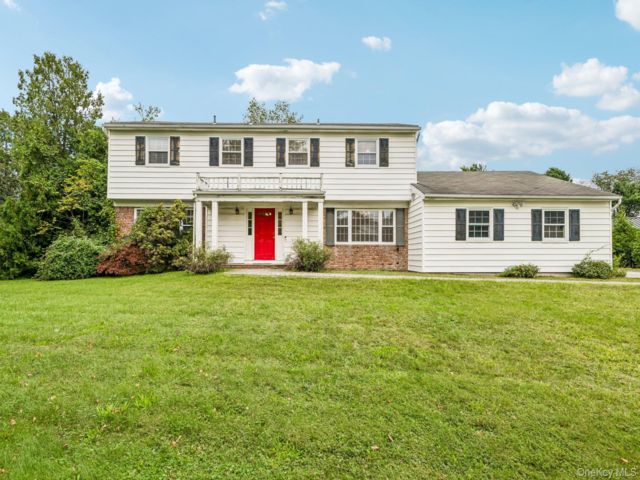  5 BR,  3.00 BTH &nbsp;Colonial style home in Huntington
