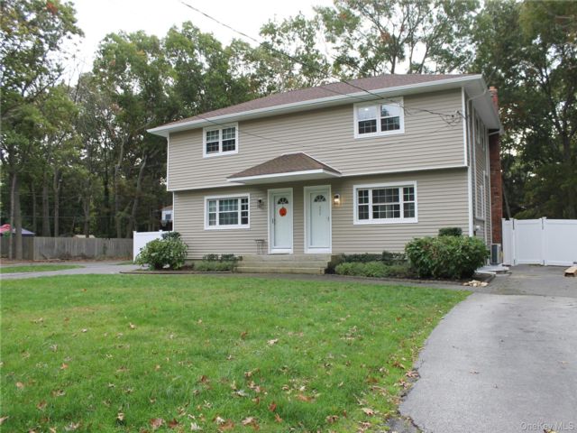  2 BR,  2.00 BTH &nbsp;Colonial style home in Holbrook