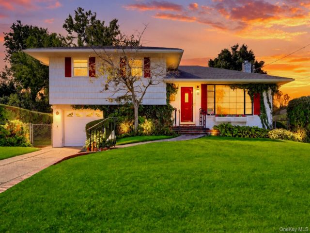  3 BR,  2.00 BTH &nbsp;Split level style home in Jericho