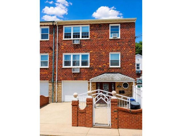  7 BR,  3.00 BTH &nbsp;Colonial style home in Pilgrim