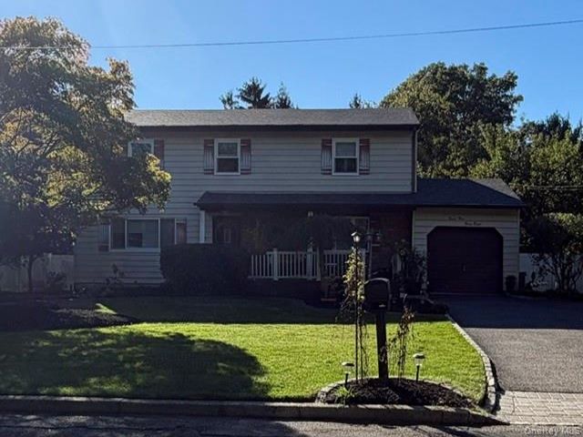  4 BR,  3.00 BTH &nbsp;Colonial style home in Ronkonkoma