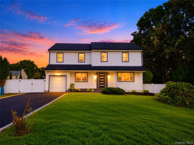  5 BR,  4.00 BTH &nbsp;Colonial style home in Holbrook