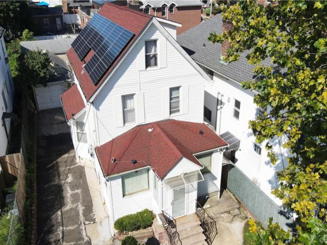  4 BR,  3.00 BTH &nbsp;Colonial style home in Flushing