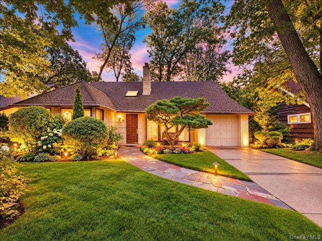  3 BR,  2.00 BTH &nbsp;Ranch style home in Merrick
