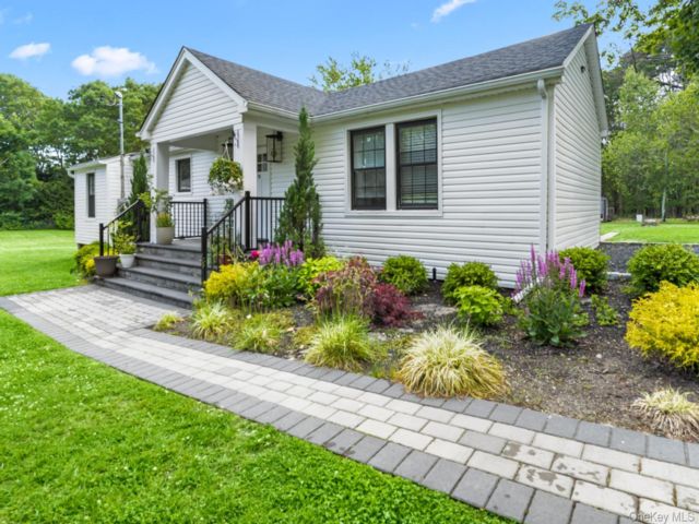  3 BR,  2.00 BTH &nbsp;Traditional style home in Westhampton