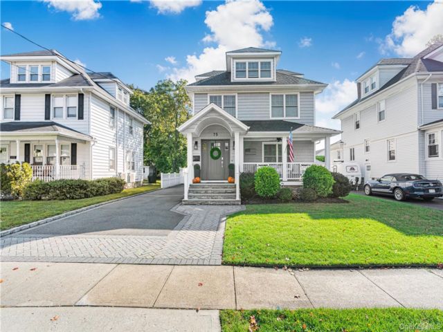  5 BR,  4.00 BTH &nbsp;House style home in Rockville Centre