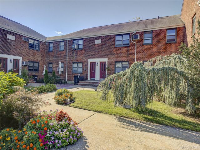  2 BR,  1.00 BTH &nbsp;Garden style home in Whitestone