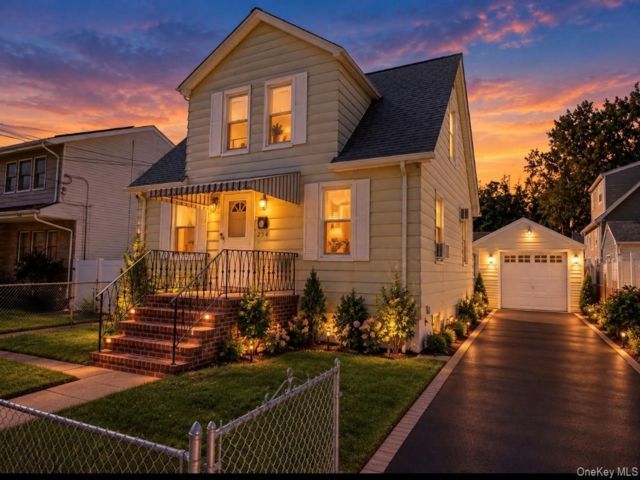  2 BR,  1.00 BTH &nbsp;Cape cod style home in Elmont