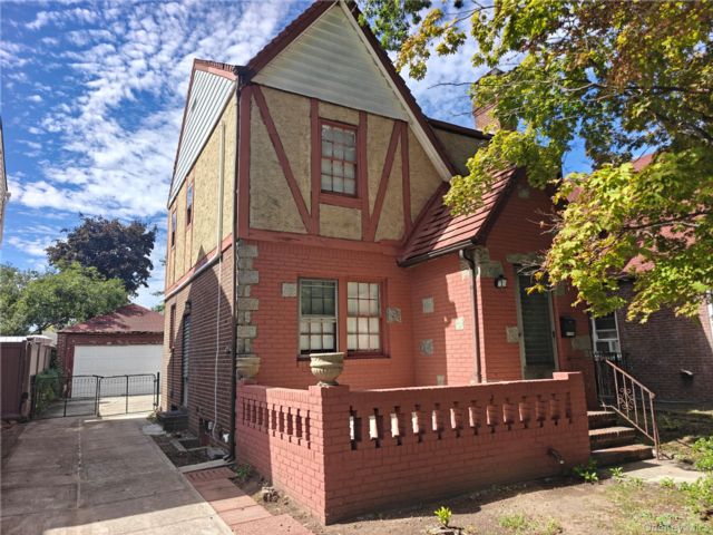  3 BR,  1.00 BTH &nbsp;Cape cod style home in Flushing