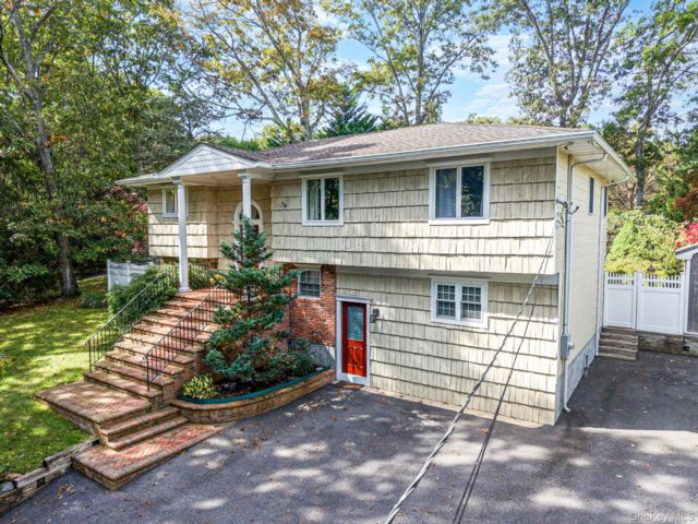  4 BR,  3.00 BTH &nbsp;Hi ranch style home in Smithtown