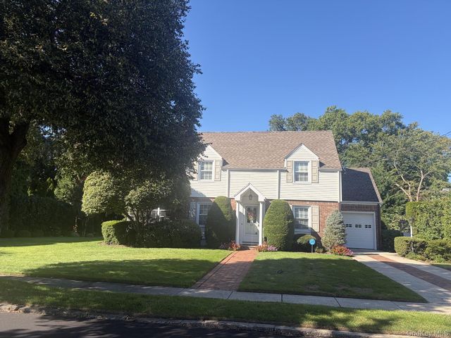  3 BR,  2.00 BTH &nbsp;Colonial style home in East Williston