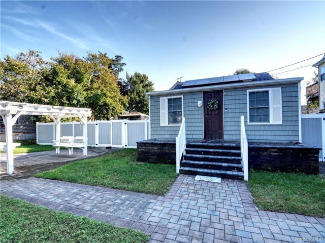  3 BR,  1.00 BTH &nbsp;Ranch style home in Mastic Beach