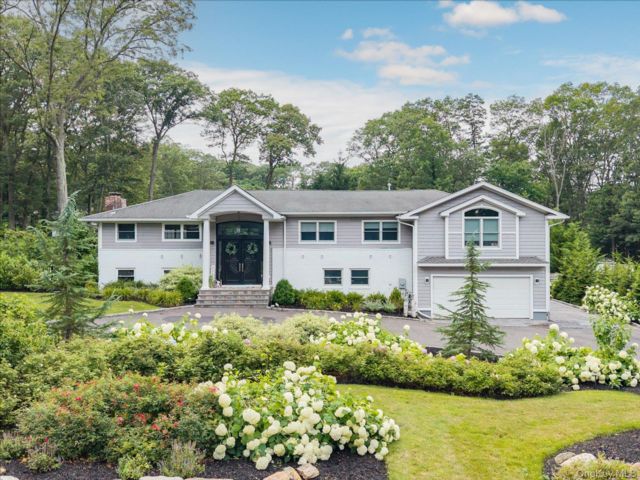  7 BR,  3.00 BTH &nbsp;Chalet style home in Melville
