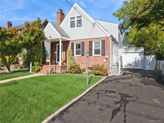  3 BR,  2.00 BTH &nbsp;Exp cape style home in Merrick