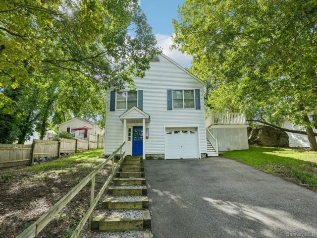  3 BR,  2.00 BTH &nbsp;Colonial style home in Sound Beach