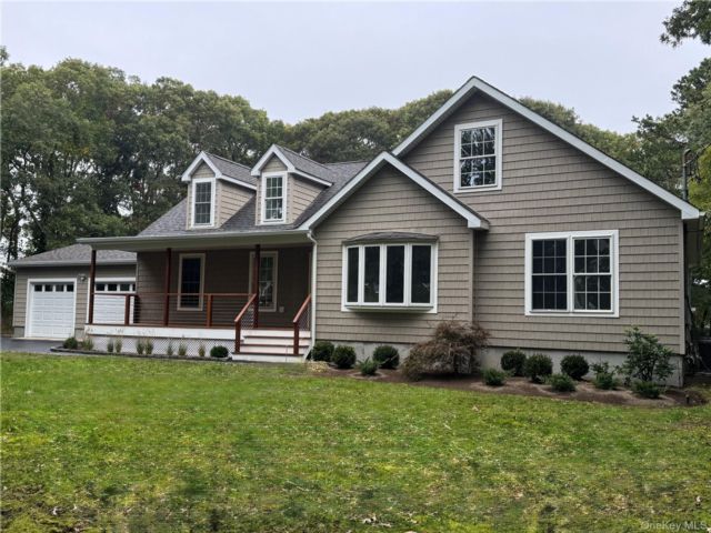  4 BR,  4.00 BTH &nbsp;Colonial style home in Westhampton Beach