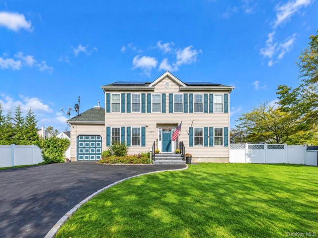  5 BR,  3.00 BTH &nbsp;Colonial style home in Lindenhurst