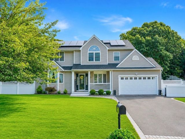  4 BR,  3.00 BTH &nbsp;Colonial style home in Farmingville