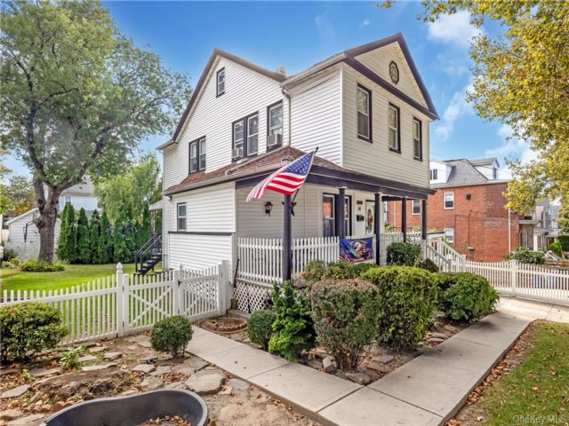  6 BR,  3.00 BTH &nbsp;House style home in Whitestone