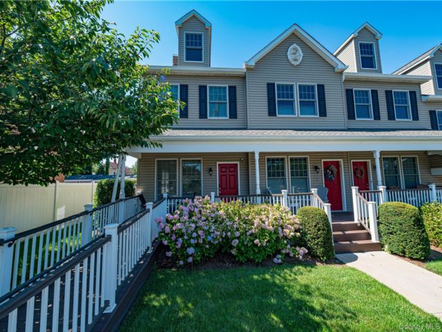  2 BR,  3.00 BTH &nbsp;House style home in Huntington