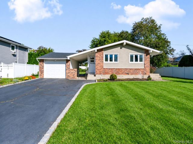  3 BR,  1.00 BTH &nbsp;Ranch style home in Commack