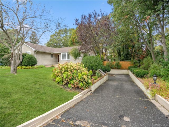  4 BR,  5.00 BTH &nbsp;Ranch style home in Patchogue