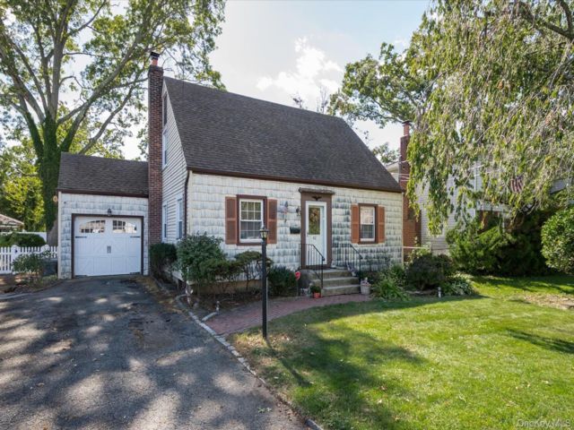  3 BR,  2.00 BTH &nbsp;Cape cod style home in Merrick
