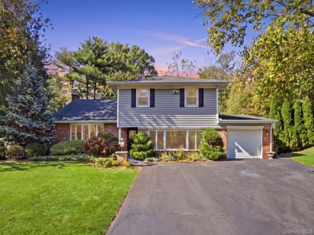  4 BR,  3.00 BTH &nbsp;Split level style home in Great Neck