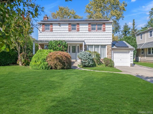  4 BR,  3.00 BTH &nbsp;Colonial style home in New Hyde Park