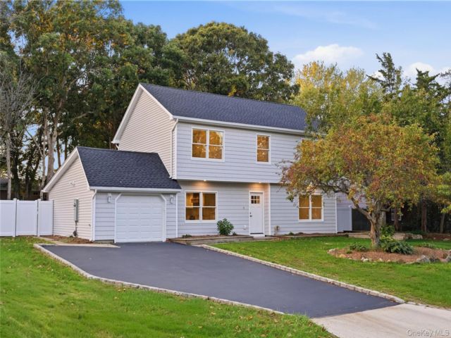  4 BR,  3.00 BTH &nbsp;Colonial style home in Ridge