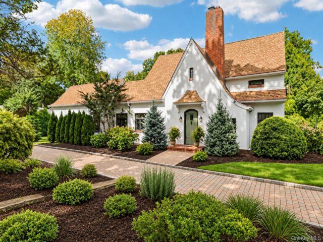  6 BR,  3.00 BTH &nbsp;Tudor style home in Centerport