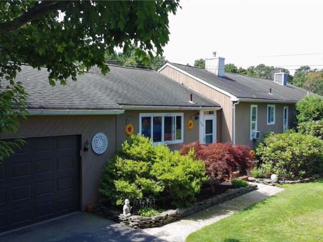 3 BR,  3.00 BTH &nbsp;Ranch style home in Westhampton Beach