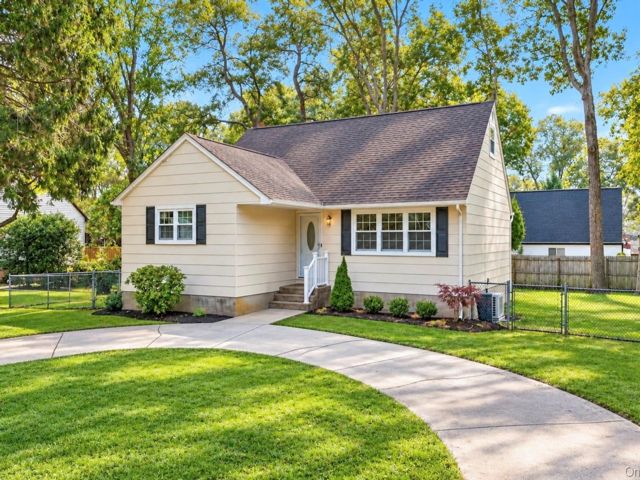  5 BR,  1.00 BTH &nbsp;Cape cod style home in Holbrook