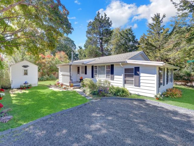  3 BR,  2.00 BTH &nbsp;Bungalow style home in Huntington