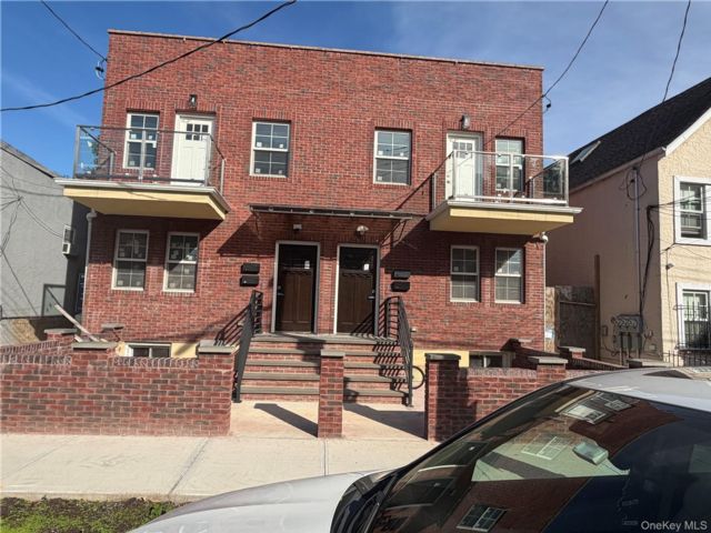  3 BR,  2.00 BTH &nbsp;Colonial style home in Kew Gardens