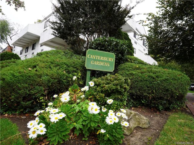  2 BR,  2.00 BTH &nbsp;Mid rise style home in Great Neck
