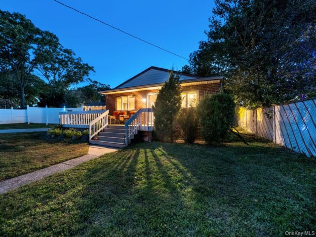  3 BR,  1.00 BTH &nbsp;Ranch style home in Lindenhurst