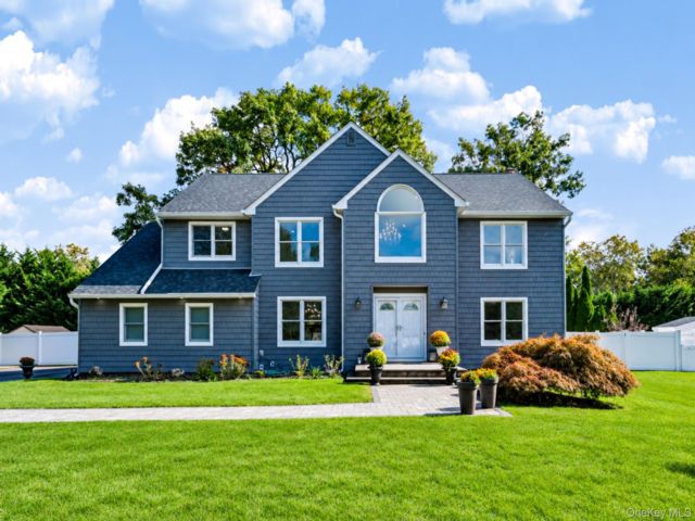  5 BR,  3.00 BTH &nbsp;Colonial style home in Commack