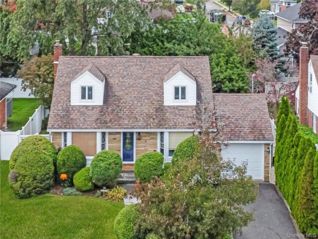  4 BR,  2.00 BTH &nbsp;Cape cod style home in Syosset