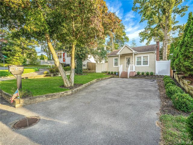  1 BR,  1.00 BTH &nbsp;Ranch style home in Lake Grove