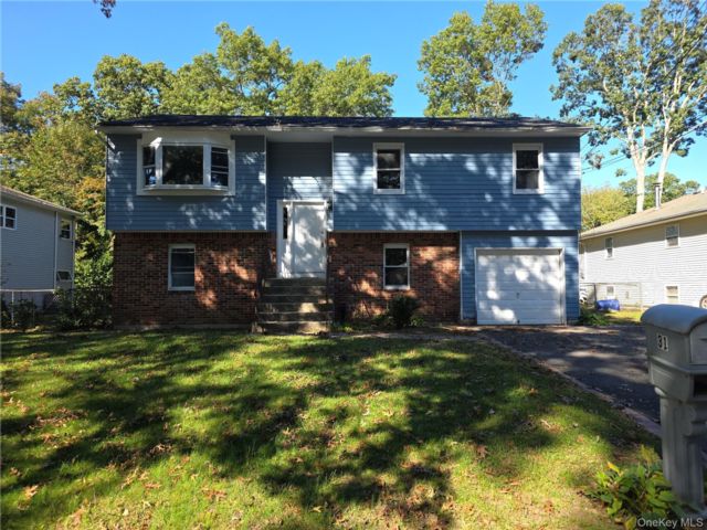  5 BR,  2.00 BTH &nbsp;Ranch style home in Huntington