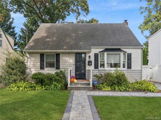  4 BR,  1.00 BTH &nbsp;Cape cod style home in Merrick