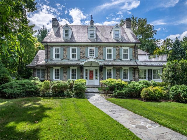  5 BR,  5.00 BTH &nbsp;Colonial style home in New Rochelle