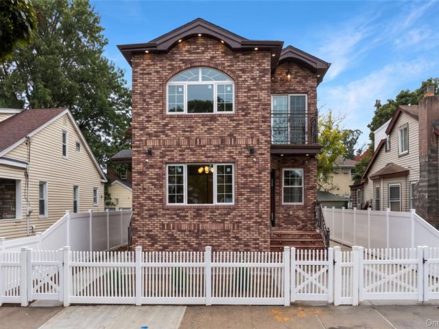 6 BR,  4.00 BTH &nbsp;Colonial style home in Jamaica