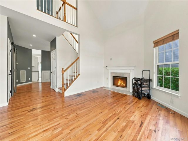  3 BR,  3.00 BTH &nbsp;Condo style home in South Setauket